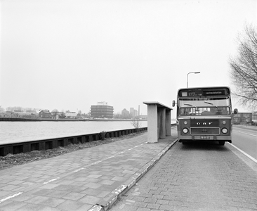 881476 Afbeelding van een autobus van het G.V.U. bij de bushalte aan de Amsterdamsestraatweg op de grens tussen Utrecht ...